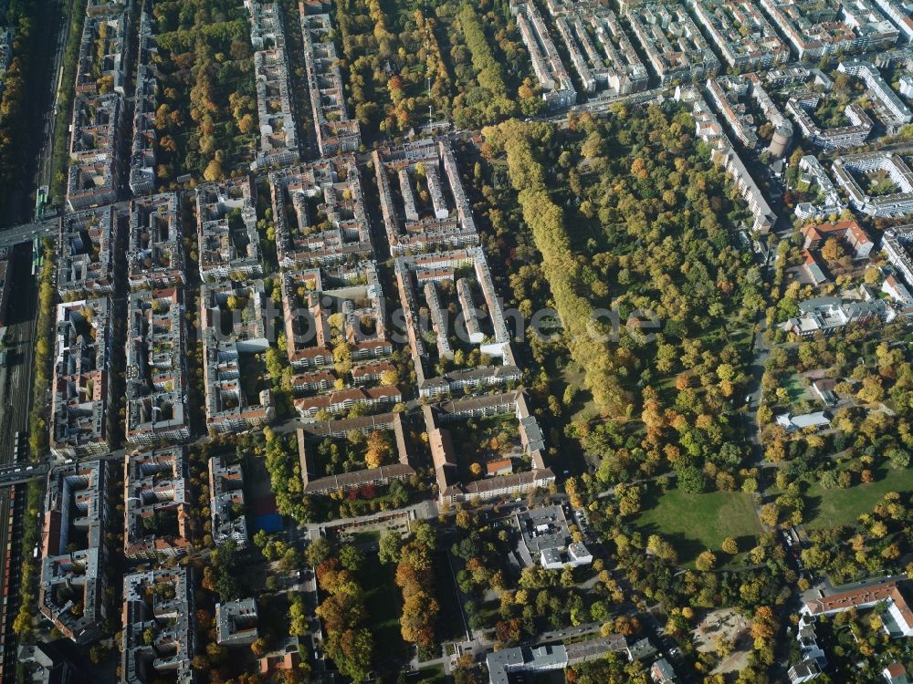 Berlin aus der Vogelperspektive: Stadtteil Neukölln entlang der Wohngebiete an der Jonasstraße, Nogatstraße, Mittelweg und dem St. Thomas-Kirchhof im Stadtgebiet in Berlin