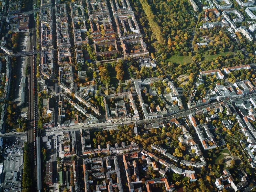 Berlin aus der Vogelperspektive: Stadtteil Neukölln entlang der Wohngebiete an der Karl-Marx-Straße, Saalestraße und der Thomashöhe im Stadtgebiet in Berlin