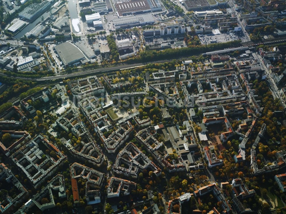 Luftaufnahme Berlin - Stadtteil in Neukölln entlang der Wohngebiete an der Saalestraße und Böhmische Straße im Stadtgebiet in Berlin