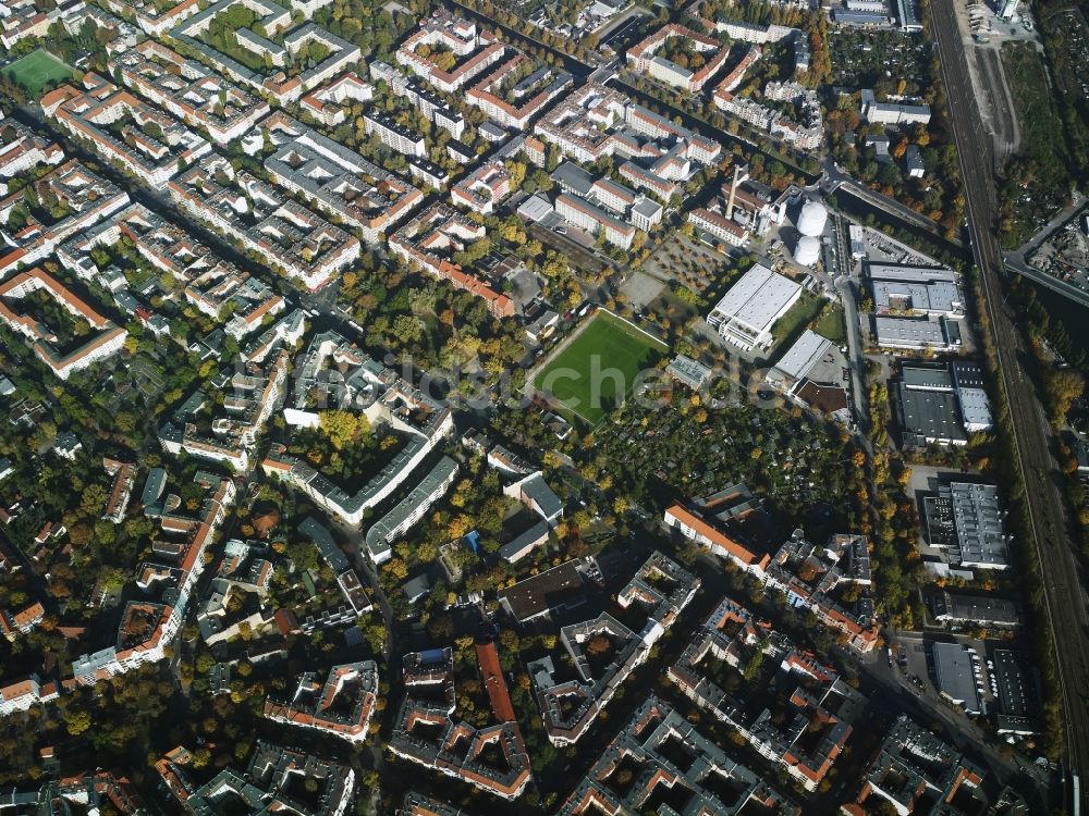 Berlin von oben - Stadtteil Neukölln entlang der Wohngebiete an der Sonnenallee, Ederstraße und der Böhmische Straße im Stadtgebiet in Berlin