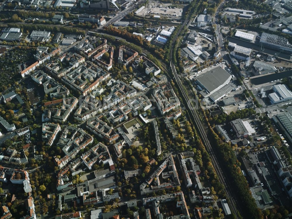 Berlin aus der Vogelperspektive: Stadtteil Neukölln entlang der Wohngebiete an der Sonnenallee, Saalestraße und am Richardplatz im Stadtgebiet in Berlin