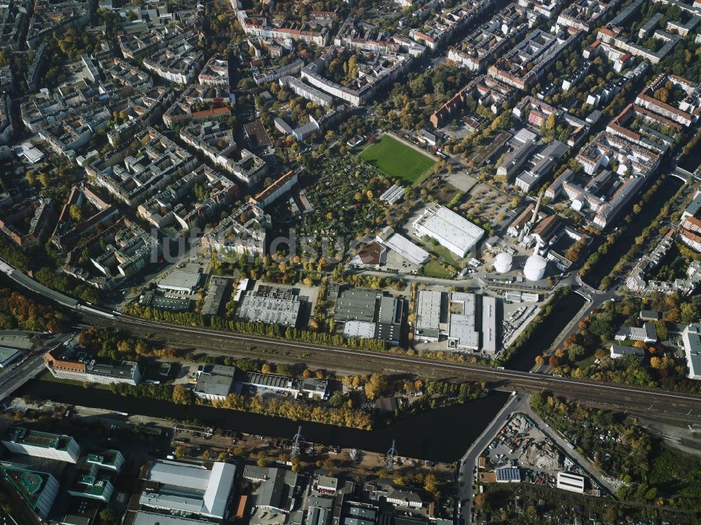 Luftaufnahme Berlin - Stadtteil in Neukölln entlang der Wohngebiete an der Sonnenallee und dem Weigandufer im Stadtgebiet in Berlin