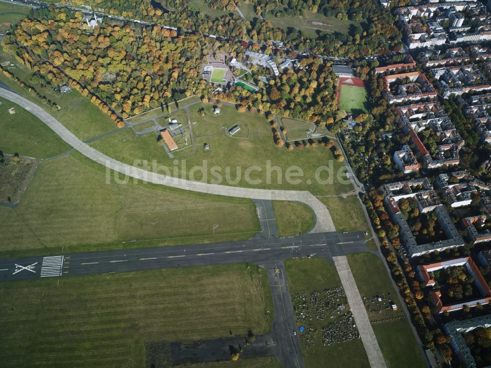 Berlin aus der Vogelperspektive: Stadtteil Neukölln mit Wohngebiet rund um den Herrfurthplatz nahe dem stillgelegten Flughafen Tempelhof - Tempelhofer Feld im Stadtgebiet in Berlin