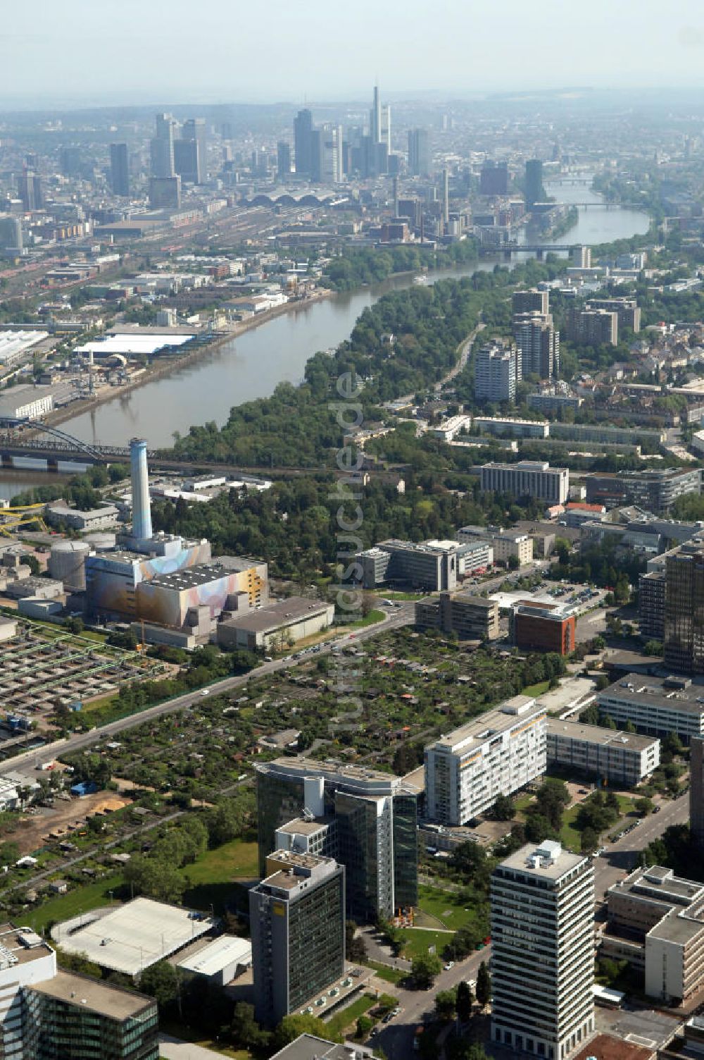 Frankfurt am Main aus der Vogelperspektive: Stadtteil Niederrad Frankfurt am Main in Hessen