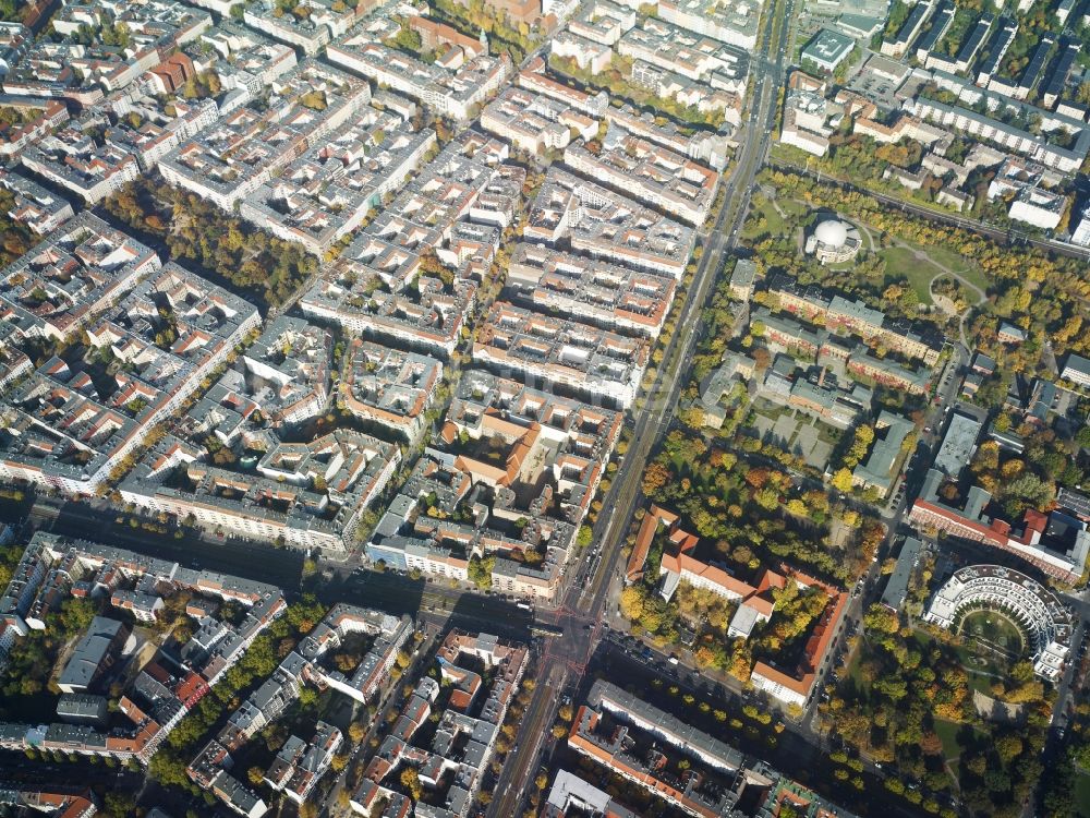 Berlin aus der Vogelperspektive: Stadtteil Prenzlauer Berg an der Prenzlauer Allee Ecke Raumerstraße im Stadtgebiet in Berlin