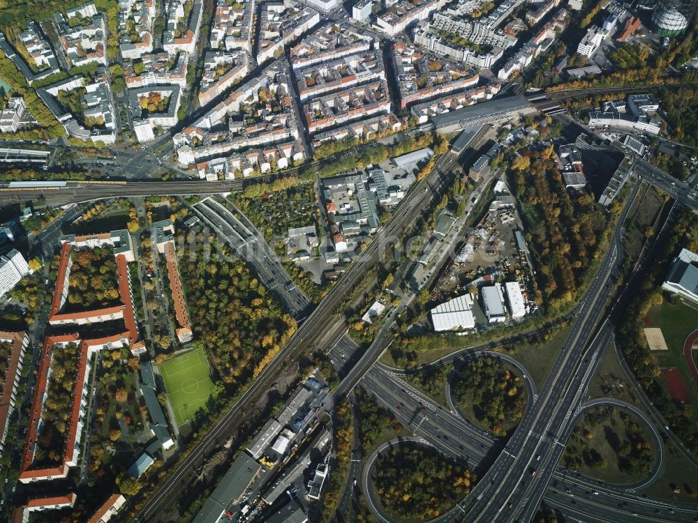 Berlin aus der Vogelperspektive: Stadtteil Schöneberg mit Autobahnkreuz der Bundesautobahn BAB A103 - A100 im Stadtgebiet in Berlin