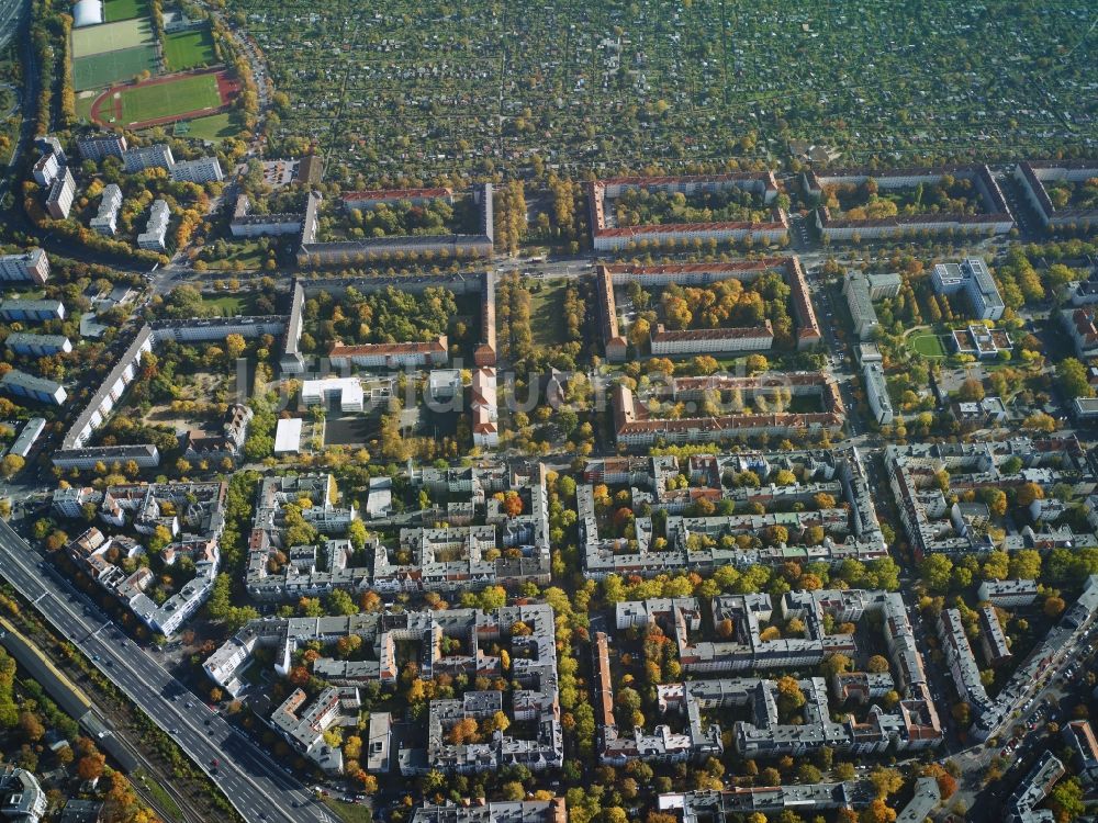 Berlin von oben - Stadtteil Schöneberg mit Wohngebiet entlang der Bundesautobahn BAB A103 - Grazer Damm - Thorwaldsenstraße im Stadtgebiet in Berlin