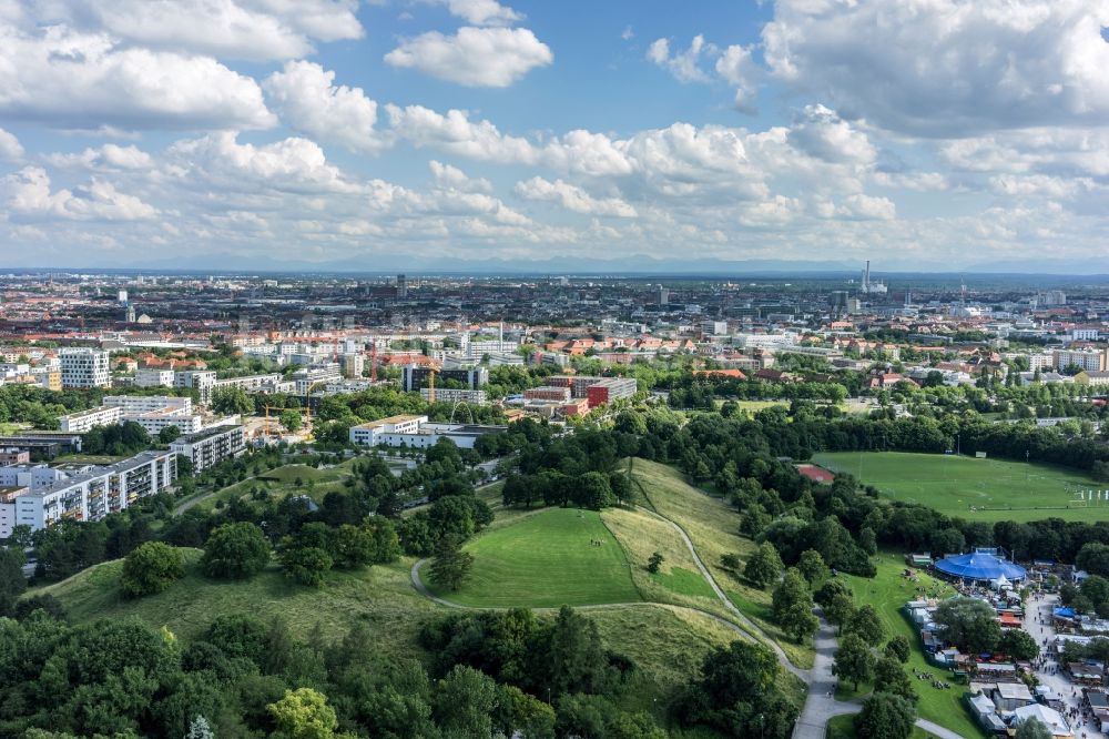 München von oben - Stadtteil Schwabing-West im Stadtgebiet in München im Bundesland Bayern