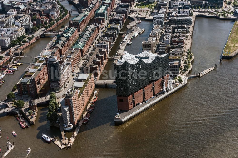 Luftbild Hamburg - Stadtteil Speicherstadt mit Blick auf die Elbphilharmonie im Stadtgebiet in Hamburg, Deutschland