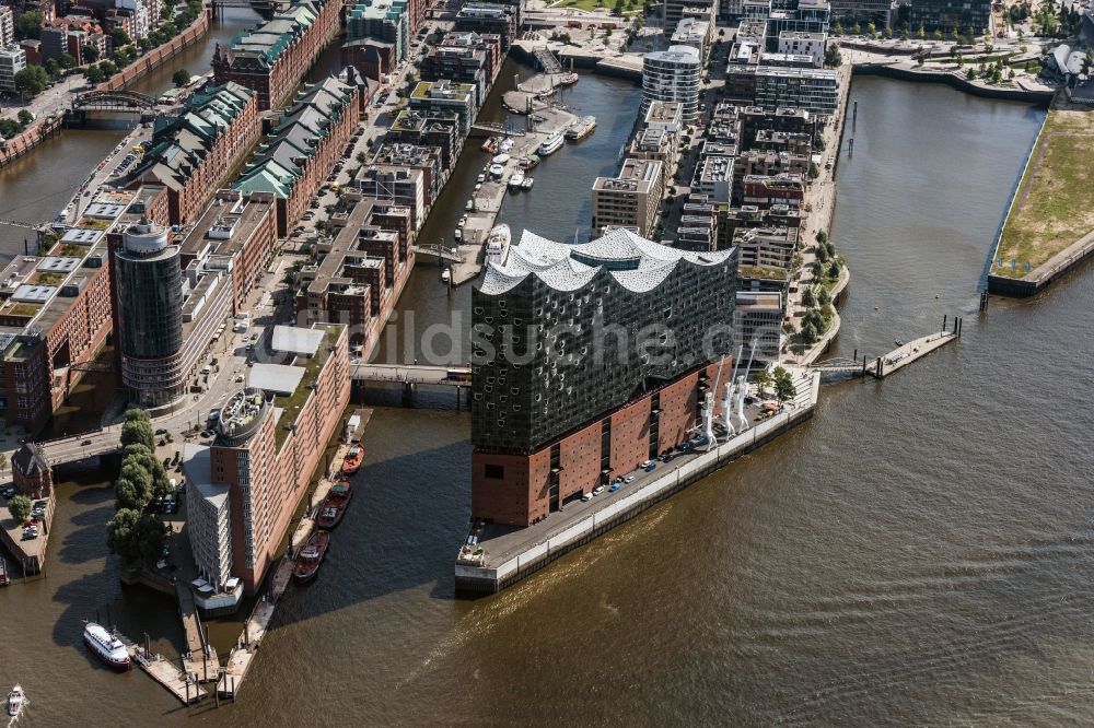 Luftaufnahme Hamburg - Stadtteil Speicherstadt mit Blick auf die Elbphilharmonie im Stadtgebiet in Hamburg, Deutschland