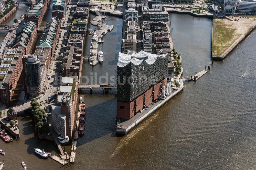 Hamburg aus der Vogelperspektive: Stadtteil Speicherstadt mit Blick auf die Elbphilharmonie im Stadtgebiet in Hamburg, Deutschland