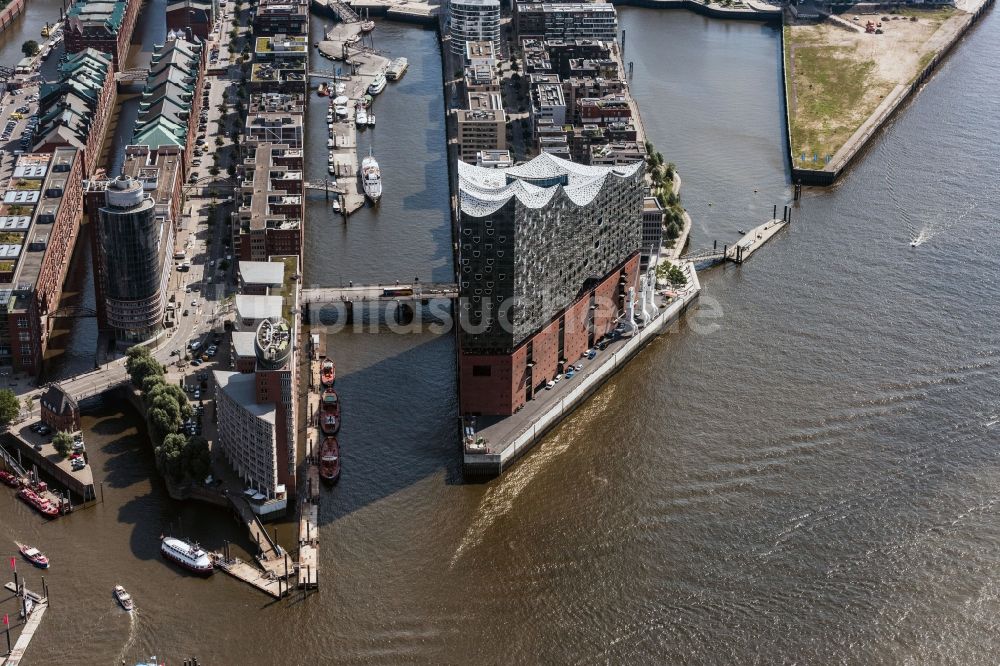 Luftbild Hamburg - Stadtteil Speicherstadt mit Blick auf die Elbphilharmonie im Stadtgebiet in Hamburg, Deutschland