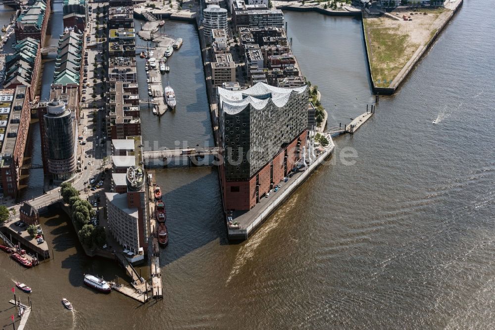 Luftaufnahme Hamburg - Stadtteil Speicherstadt mit Blick auf die Elbphilharmonie im Stadtgebiet in Hamburg, Deutschland