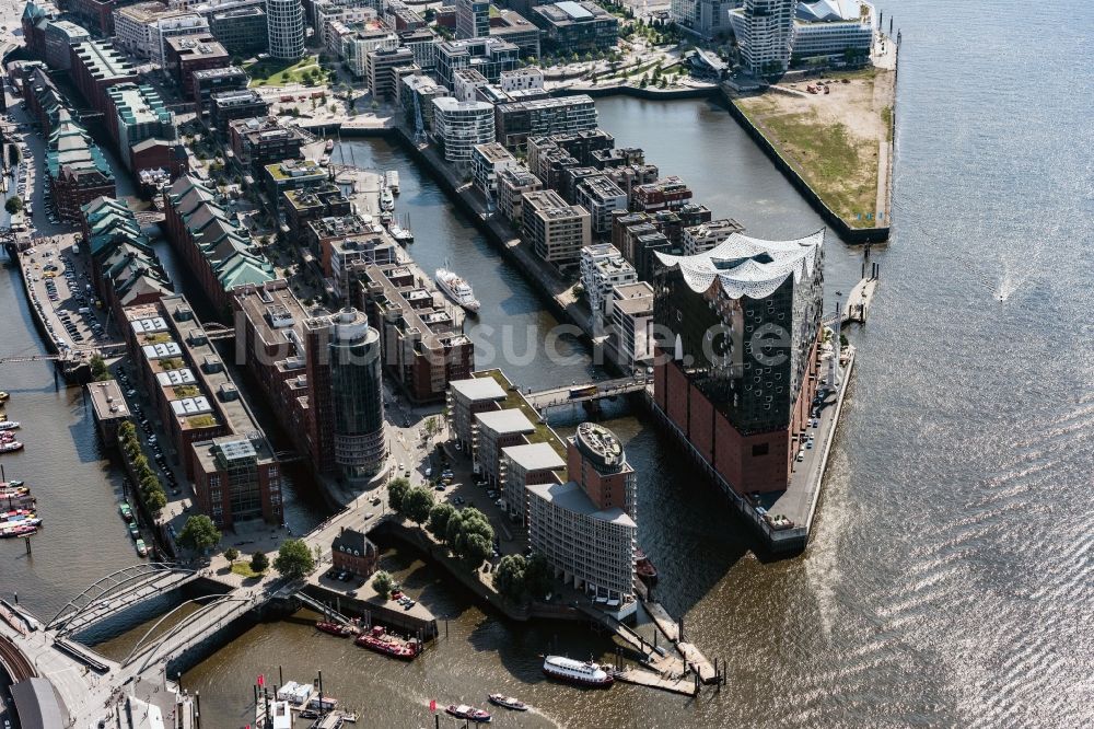 Hamburg von oben - Stadtteil Speicherstadt mit Blick auf die Elbphilharmonie im Stadtgebiet in Hamburg, Deutschland