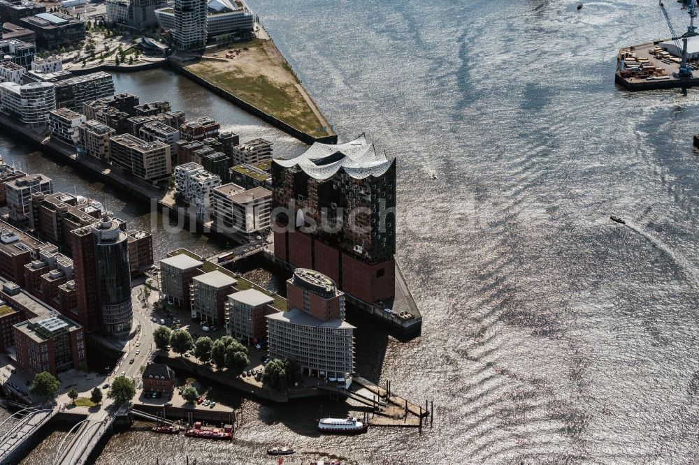 Hamburg aus der Vogelperspektive: Stadtteil Speicherstadt mit Blick auf die Elbphilharmonie im Stadtgebiet in Hamburg, Deutschland