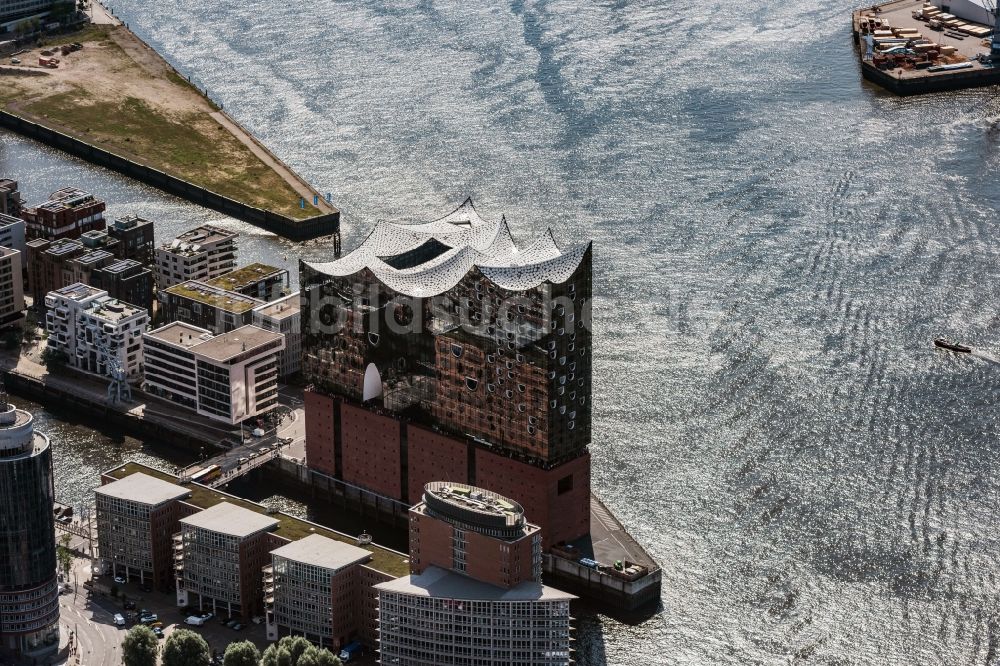 Luftaufnahme Hamburg - Stadtteil Speicherstadt mit Blick auf die Elbphilharmonie im Stadtgebiet in Hamburg, Deutschland