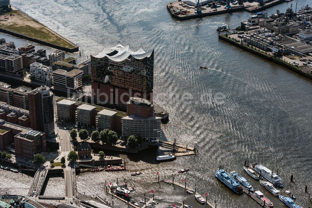 Hamburg von oben - Stadtteil Speicherstadt mit Blick auf die Elbphilharmonie im Stadtgebiet in Hamburg, Deutschland