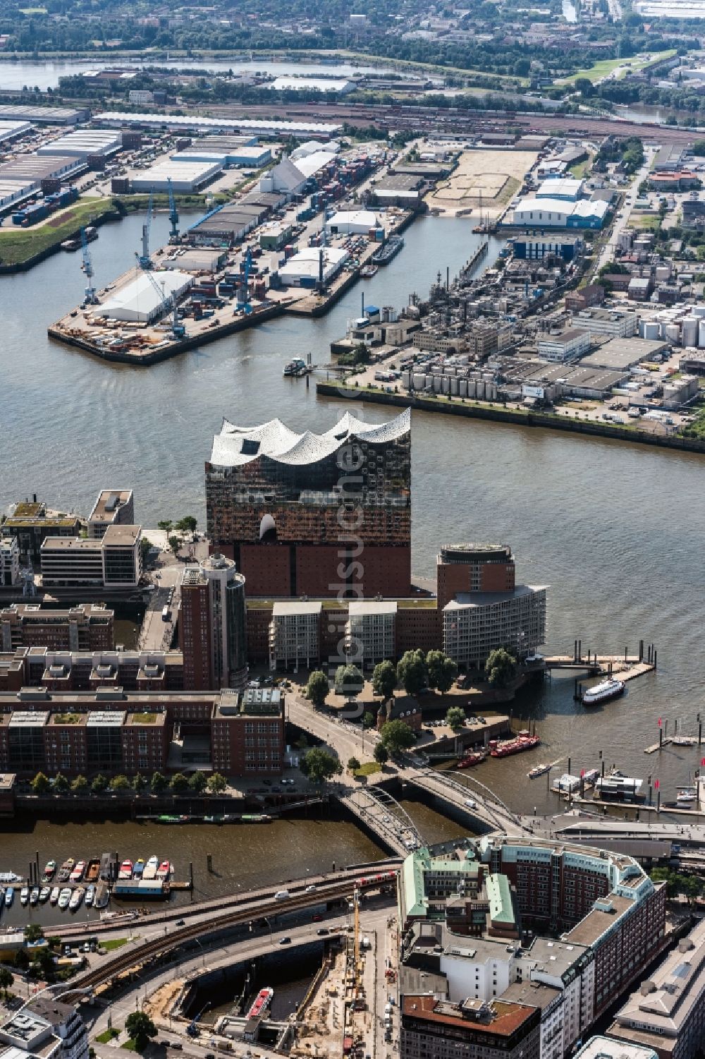 Hamburg aus der Vogelperspektive: Stadtteil Speicherstadt mit Blick auf die Elbphilharmonie im Stadtgebiet in Hamburg, Deutschland