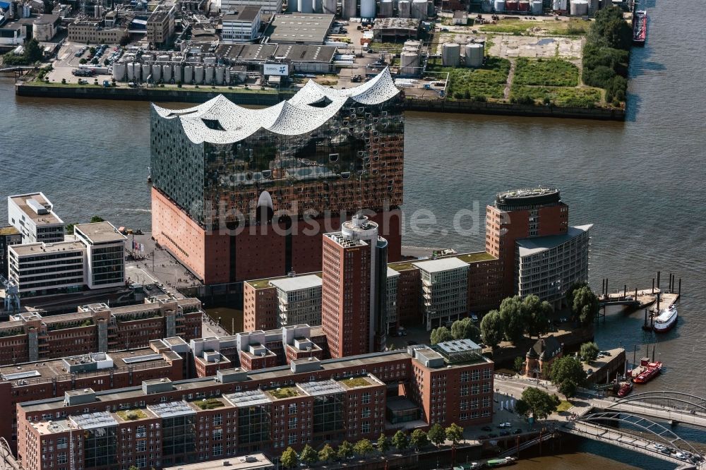 Luftbild Hamburg - Stadtteil Speicherstadt mit Blick auf die Elbphilharmonie im Stadtgebiet in Hamburg, Deutschland