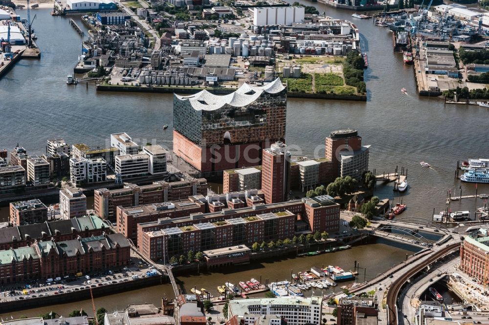 Luftaufnahme Hamburg - Stadtteil Speicherstadt mit Blick auf die Elbphilharmonie im Stadtgebiet in Hamburg, Deutschland