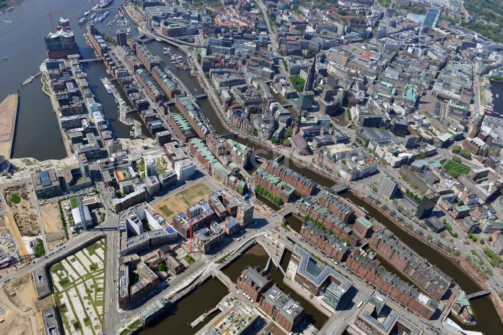 Luftbild Hamburg - Stadtteil - Stadtansicht der Speicherstadt am Ufer der Elbe am Kaiserkai im Hamburger Hafen