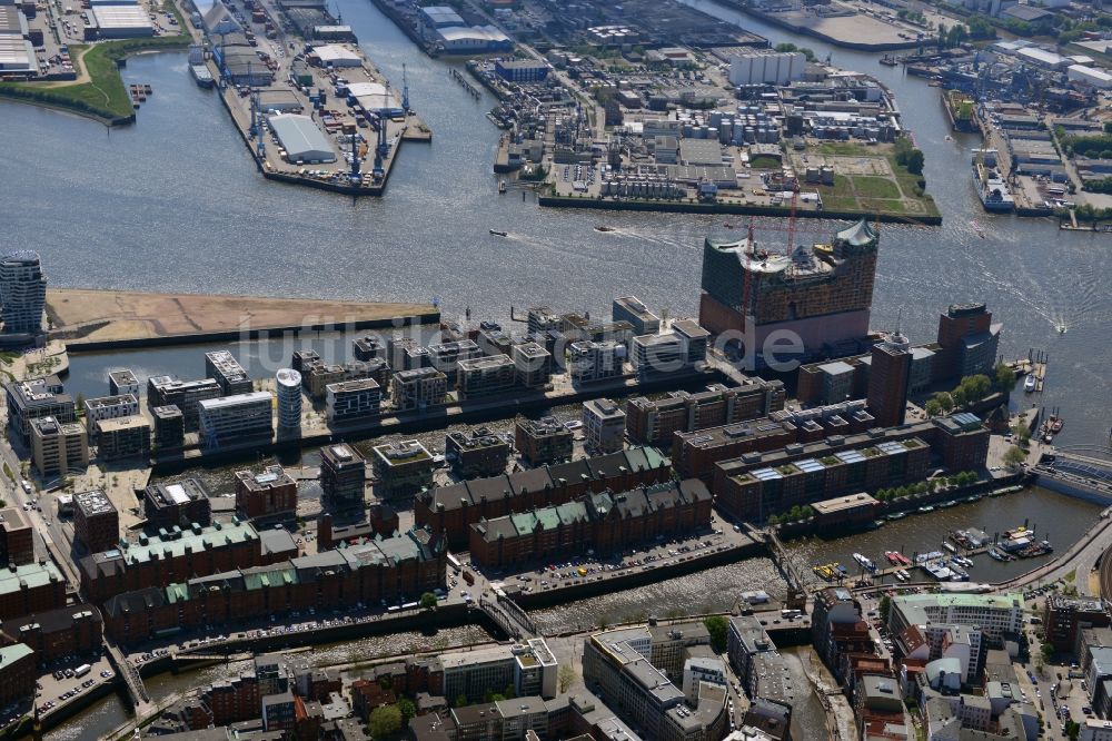 Hamburg von oben - Stadtteil - Stadtansicht der Speicherstadt am Ufer der Elbe am Kaiserkai im Hamburger Hafen