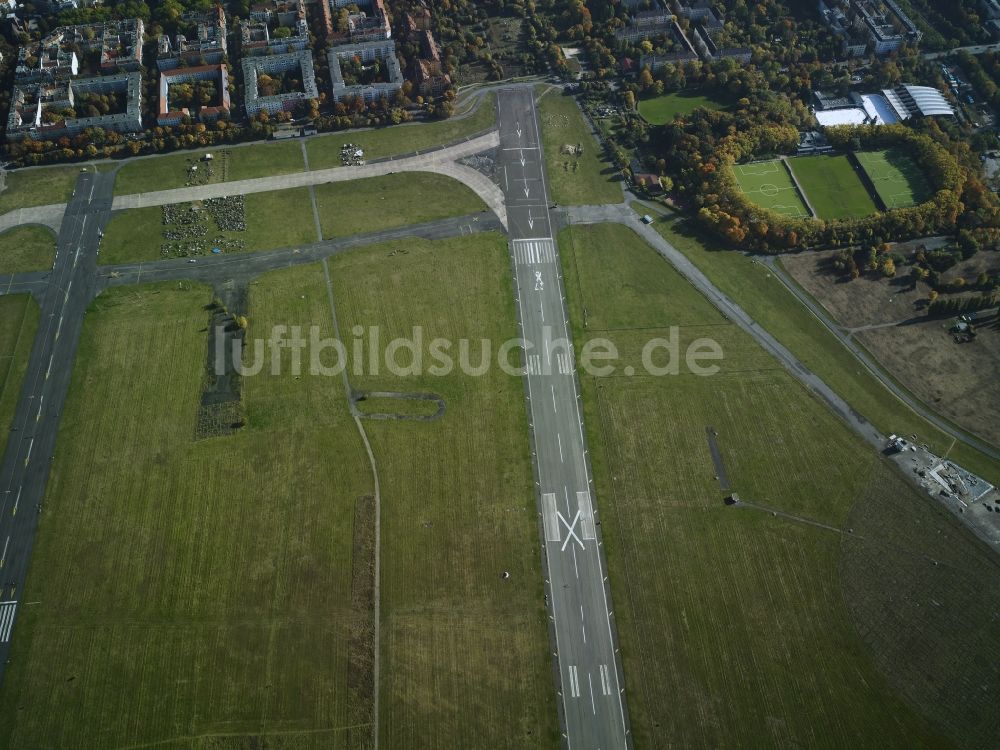 Luftbild Berlin - Stadtteil Tempelhof mit ehemaliger Start- Landebahn des stillgelegten Flughafen Tempelhof - Tempelhofer Feld im Stadtgebiet in Berlin