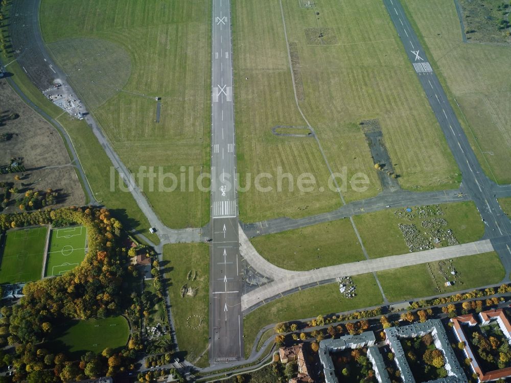 Luftaufnahme Berlin - Stadtteil Tempelhof mit ehemaliger Start- Landebahn des stillgelegten Flughafen Tempelhof - Tempelhofer Feld im Stadtgebiet in Berlin