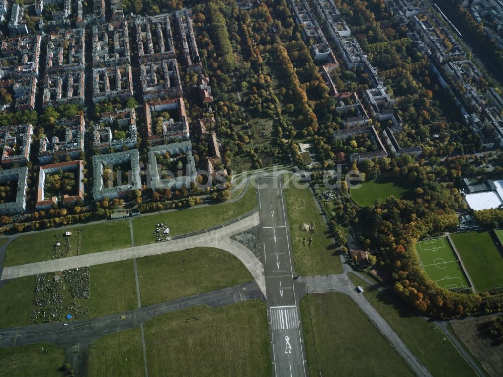 Berlin aus der Vogelperspektive: Stadtteil Tempelhof mit ehemaliger Start- Landebahn des stillgelegten Flughafen Tempelhof - Tempelhofer Feld im Stadtgebiet in Berlin