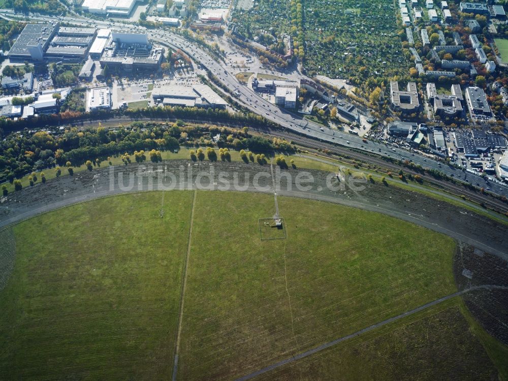 Luftaufnahme Berlin - Stadtteil Tempelhof mit Gewerbegelände mit einer Niederlassung der VW - Volkswagen Automobile Berlin GmbH und der Procter & Gamble Manufacturing Berlin GmbH an der Oberlandstraße in Berlin