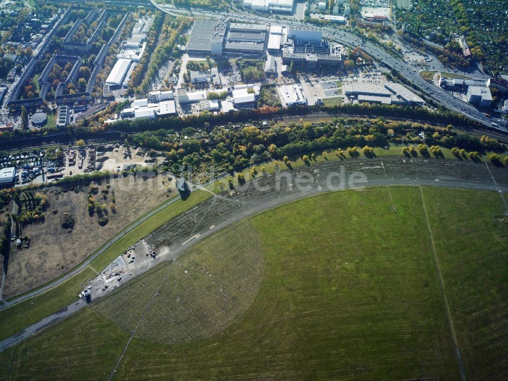 Luftbild Berlin - Stadtteil Tempelhof mit Gewerbegelände mit einer Niederlassung der VW - Volkswagen Automobile Berlin GmbH und der Procter & Gamble Manufacturing Berlin GmbH an der Oberlandstraße in Berlin