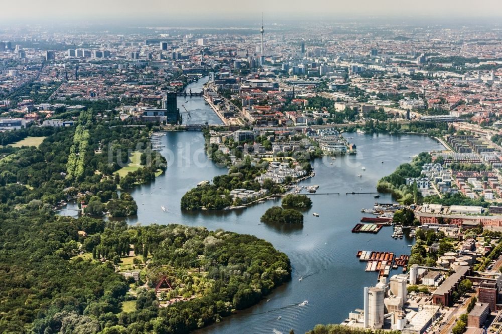 Berlin aus der Vogelperspektive: Stadtteil Treptow - Friedrichshain mit dem Plänterwald und der Halbinsel Stralau im Stadtgebiet in Berlin