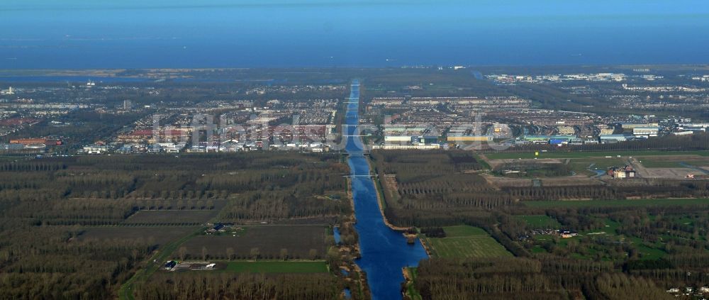 Almere aus der Vogelperspektive: Stadtteilansicht von Almere in der Provinz Flevoland in den Niederlanden