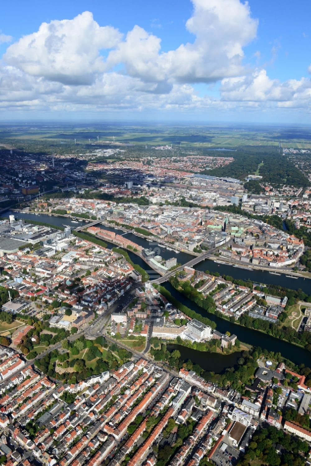 Bremen aus der Vogelperspektive: Stadtteilansicht der Altstadt der Hansestadt mit der Halbinsel Teerhof zwischen dem Fluss Weser und dem Seitenarm Kleine Weser in Bremen