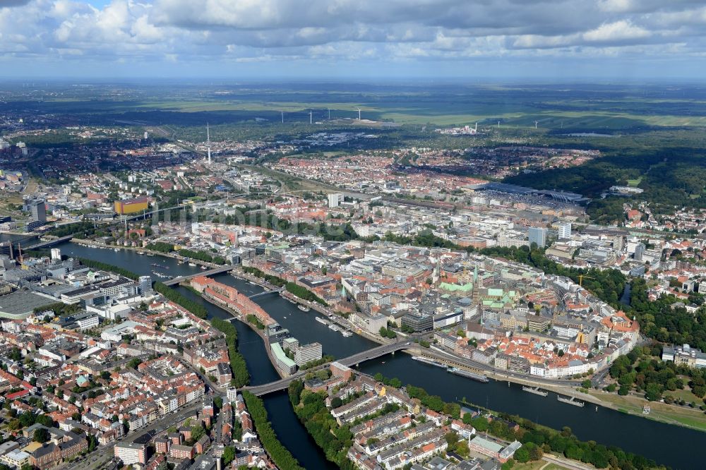 Bremen aus der Vogelperspektive: Stadtteilansicht der Altstadt der Hansestadt mit der Halbinsel Teerhof zwischen dem Fluss Weser und dem Seitenarm Kleine Weser in Bremen