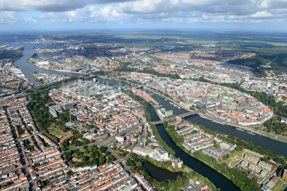 Luftaufnahme Bremen - Stadtteilansicht der Altstadt der Hansestadt mit der Halbinsel Teerhof zwischen dem Fluss Weser und dem Seitenarm Kleine Weser in Bremen