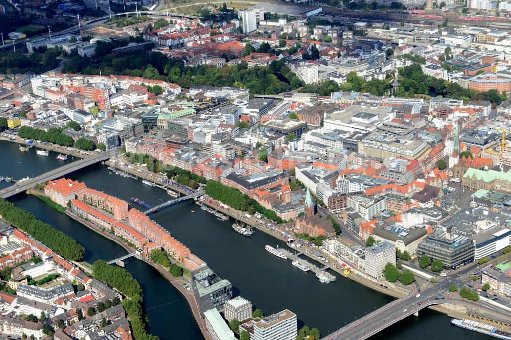 Bremen aus der Vogelperspektive: Stadtteilansicht der Altstadt der Hansestadt mit der Halbinsel Teerhof zwischen dem Fluss Weser und dem Seitenarm Kleine Weser in Bremen