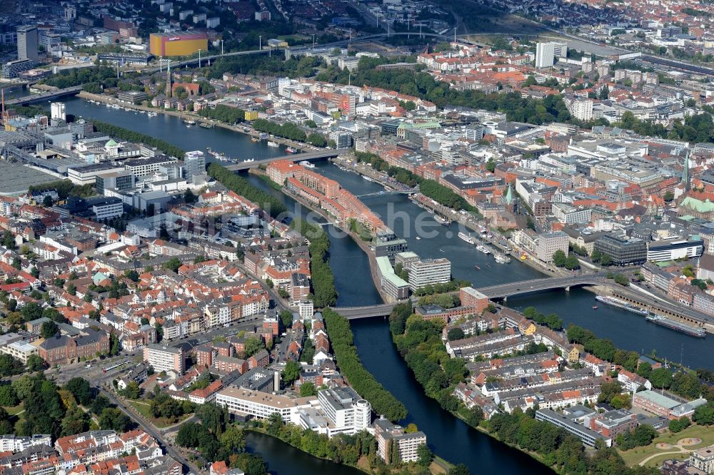 Luftaufnahme Bremen - Stadtteilansicht der Altstadt der Hansestadt mit der Halbinsel Teerhof zwischen dem Fluss Weser und dem Seitenarm Kleine Weser in Bremen