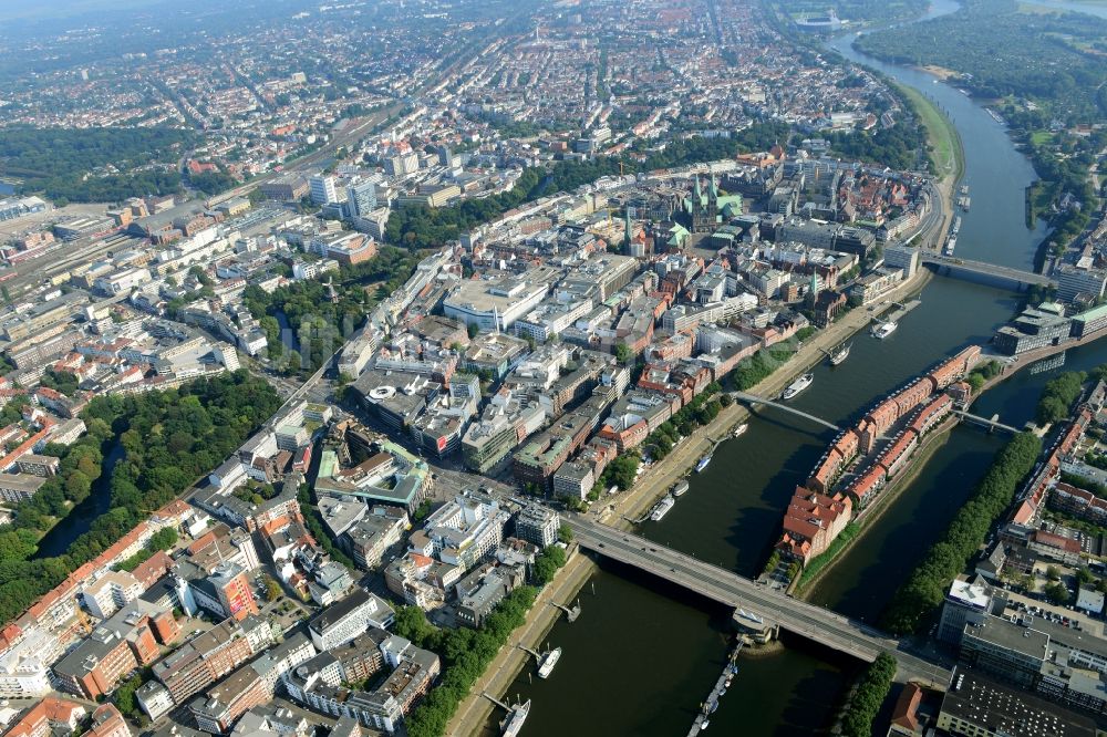 Bremen aus der Vogelperspektive: Stadtteilansicht der Altstadt der Hansestadt mit der Halbinsel Teerhof zwischen dem Fluss Weser und dem Seitenarm Kleine Weser in Bremen