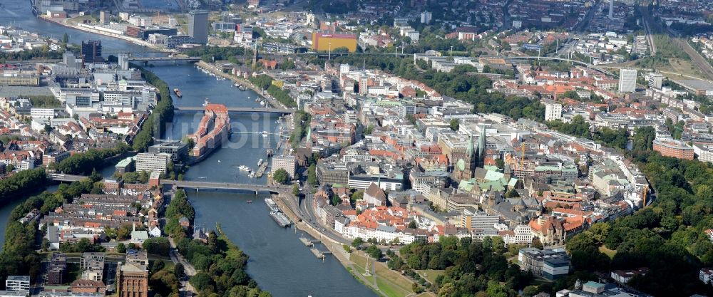 Luftbild Bremen - Stadtteilansicht der Altstadt der Hansestadt mit der Halbinsel Teerhof zwischen dem Fluss Weser und dem Seitenarm Kleine Weser in Bremen