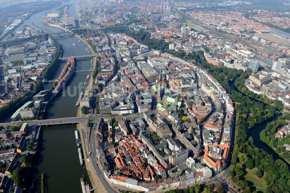 Luftbild Bremen - Stadtteilansicht der Altstadt der Hansestadt mit dem mittelalterlichen Stadtviertel Schnoor in Bremen