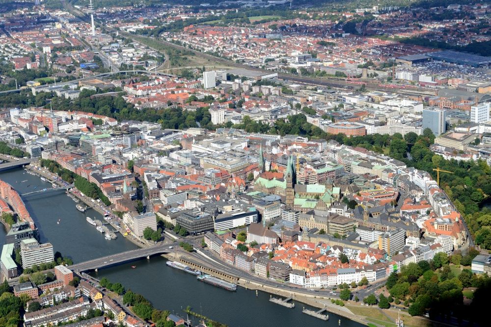 Luftaufnahme Bremen - Stadtteilansicht der Altstadt der Hansestadt am Ufer der Weser in Bremen