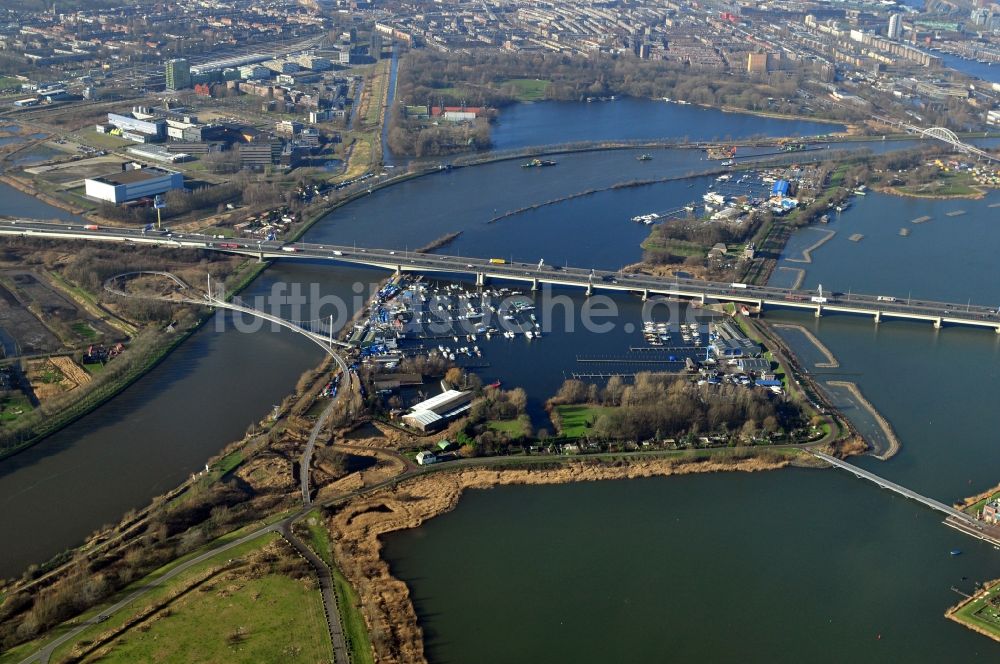 Amsterdam aus der Vogelperspektive: Stadtteilansicht von Amsterdam der Haupstadt der Niederlande