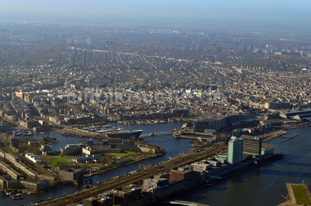 Amsterdam aus der Vogelperspektive: Stadtteilansicht von Amsterdam der Haupstadt der Niederlande