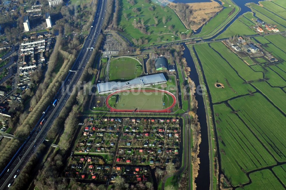 Amsterdam aus der Vogelperspektive: Stadtteilansicht von Amsterdam Nord in der Provinz Nordholland in den Niederlanden