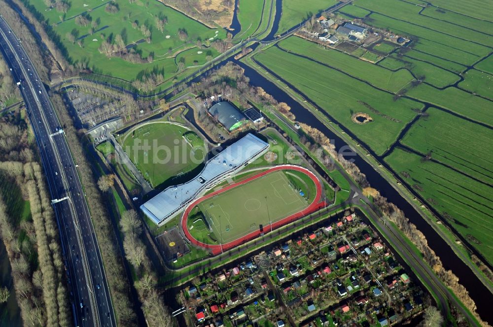 Luftaufnahme Amsterdam - Stadtteilansicht von Amsterdam Nord in der Provinz Nordholland in den Niederlanden