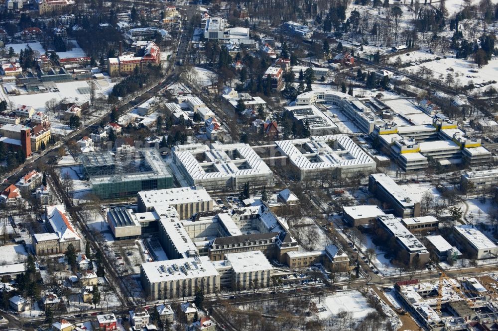 Berlin aus der Vogelperspektive: Stadtteilansicht des Areales Lansstraße, Takustraße am Campus der FU in Berlin Dahlem