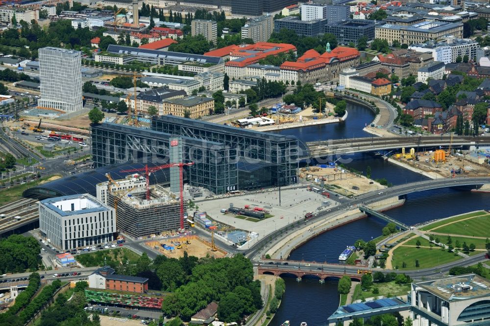 Luftaufnahme Berlin - Stadtteilansicht mit Baustellen zu Neubau - Projekten am Berliner Hauptbahnhof in Berlin