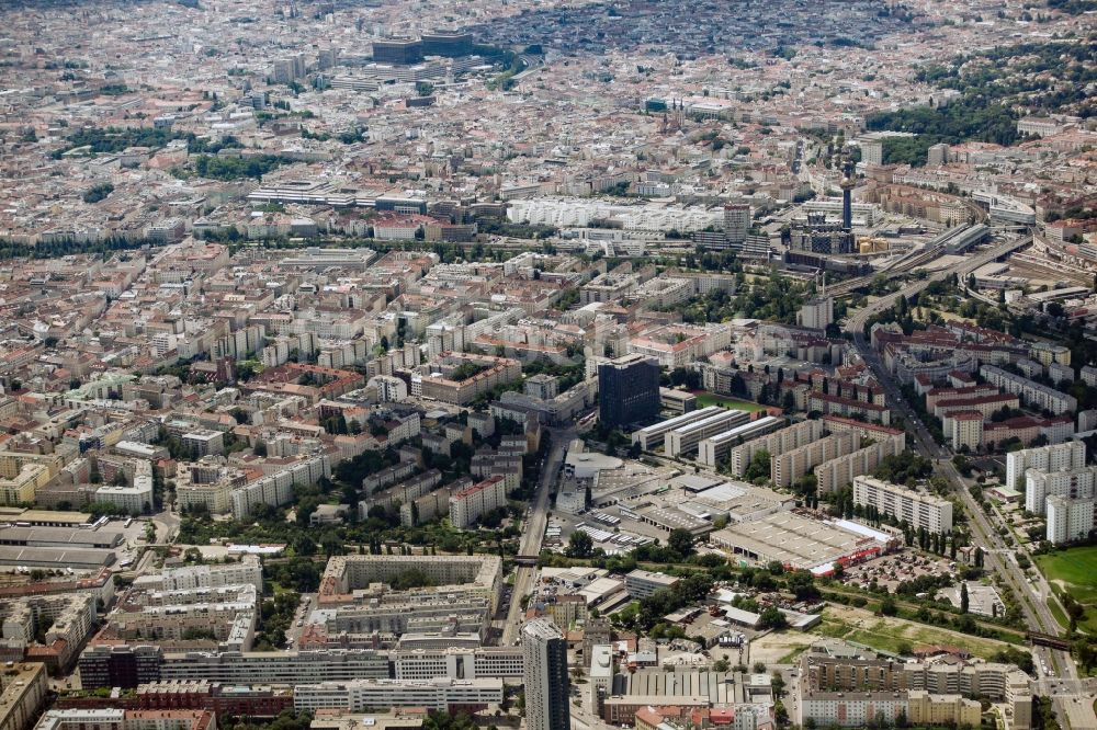 Wien von oben - Stadtteilansicht der beiden Wiener Gemeindebezirke Brigittenau und Alsergrund in Wien in Österreich