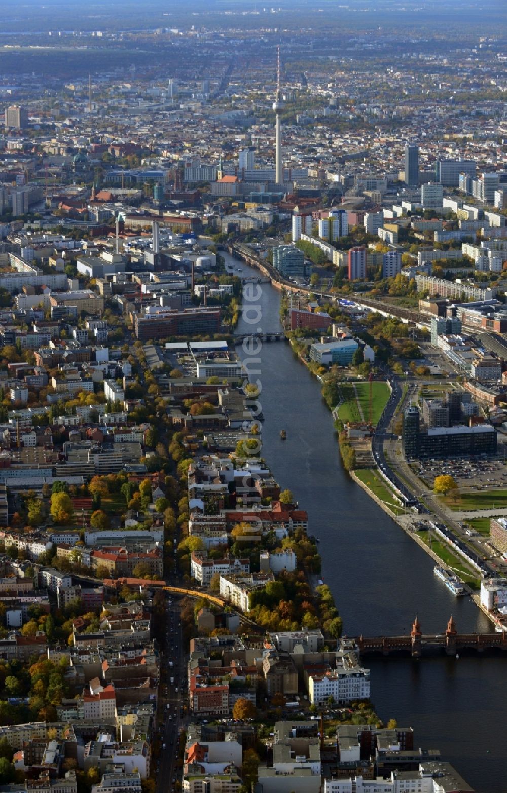 Luftbild Berlin - Stadtteilansicht Berlin Friedrichshain entlang dem Spree-Verlauf Richtung Fernsehturm